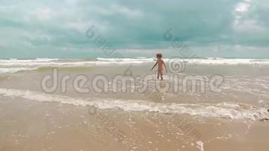 两个快乐的小女孩正在享受大海。 浪来岸边，<strong>欢度</strong>小儿女..